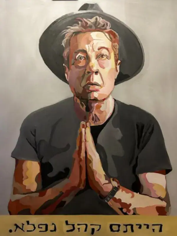 An expressive oil portrait of the Israeli poet Yehonatan Geffen in his signature black hat, his hands pressed together at his chest and his eyes lifted, with a gold band of text reading a farewell line beneath him.